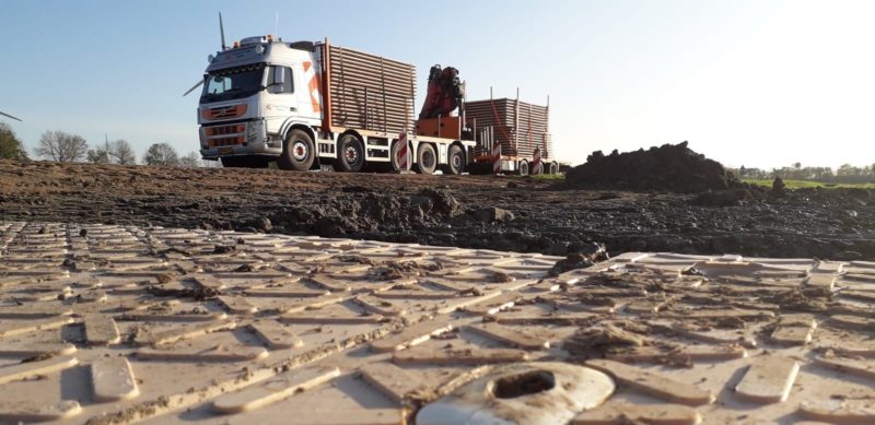 Meerdere rijplaten van Ferex op een vrachtwagen en grond