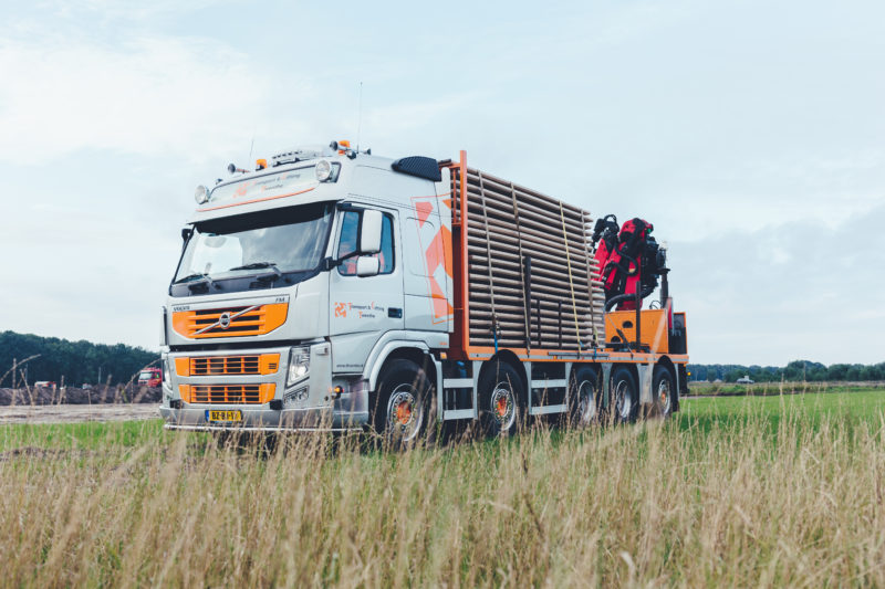 vrachtwagen op bouwplaats met Ferex rijplaten