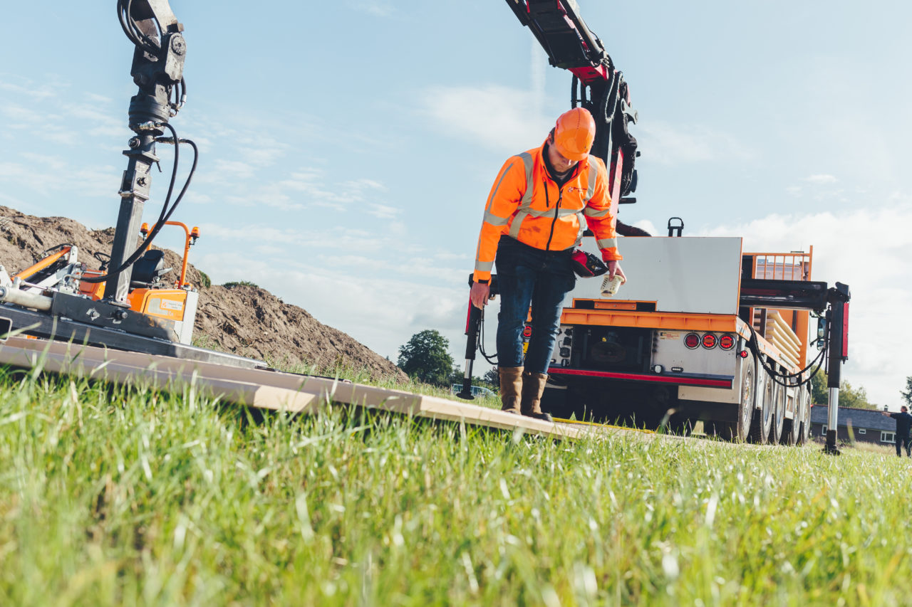 Neerleggen van composiet rijplaten