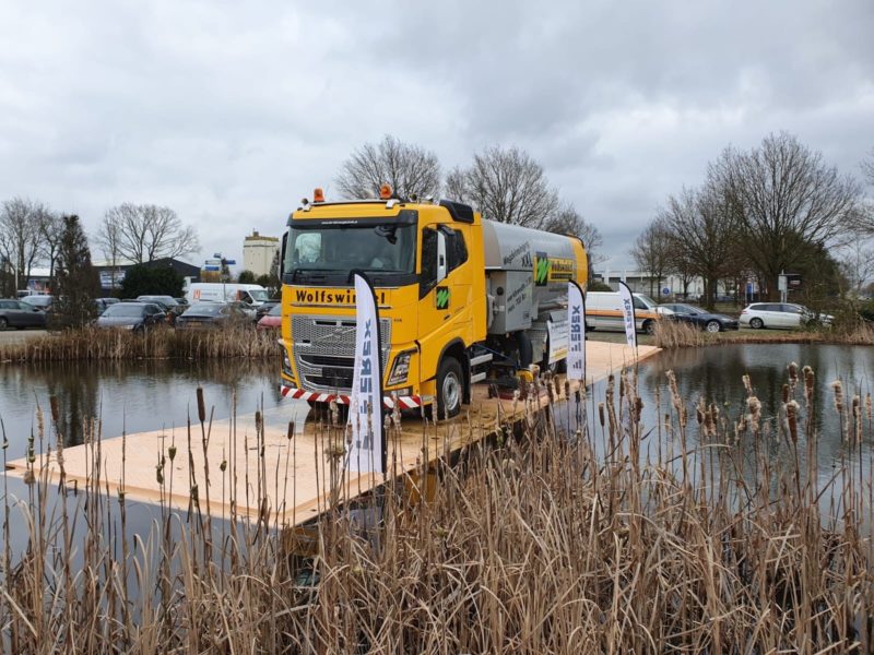 Fahrplatten auf dem wasser