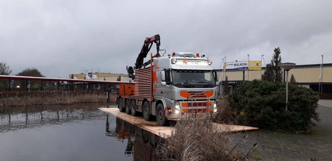 LKW-Fahrplatten auf dem Wasser