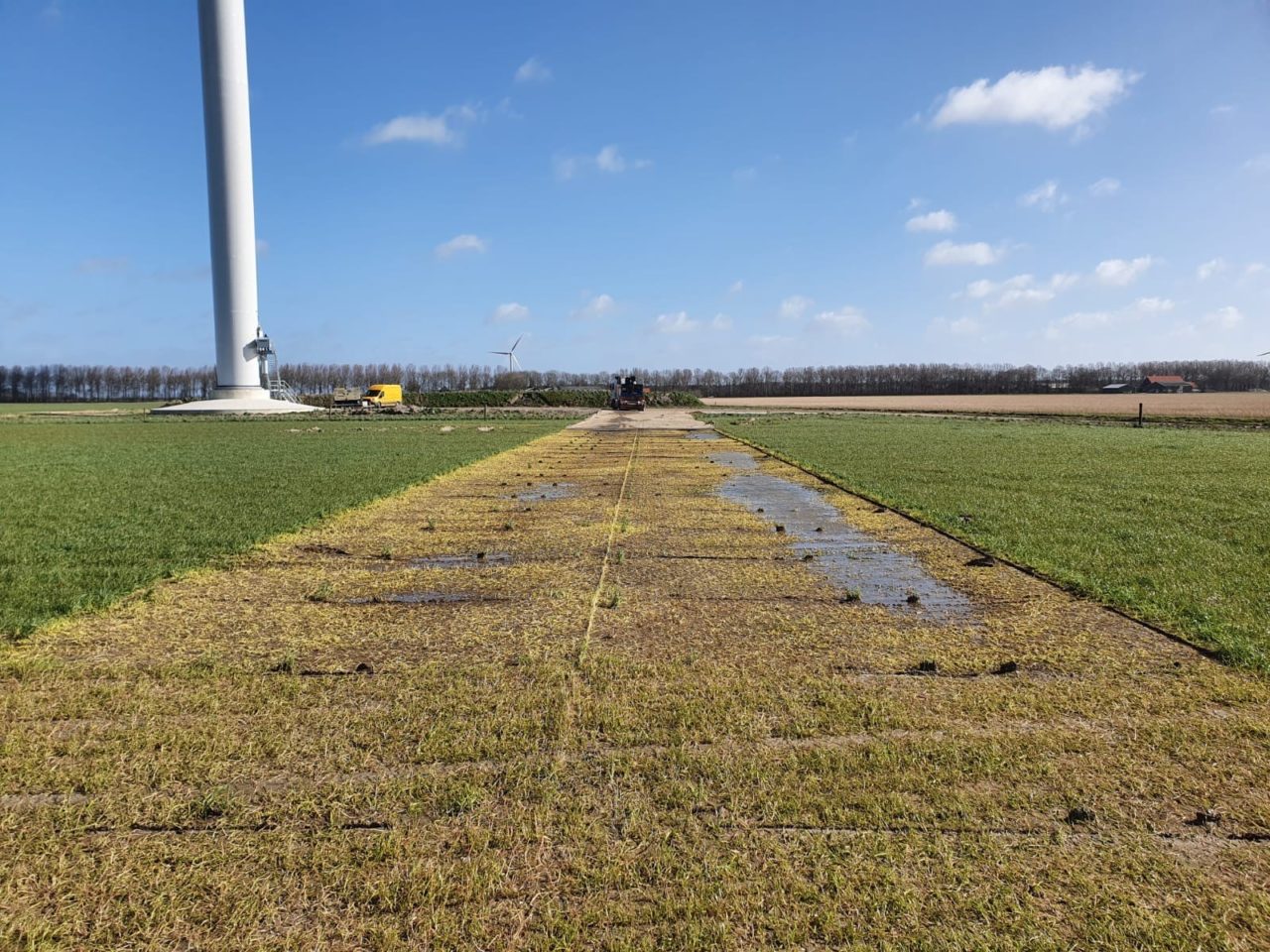 Grond na verwijdering composiet rijplaten