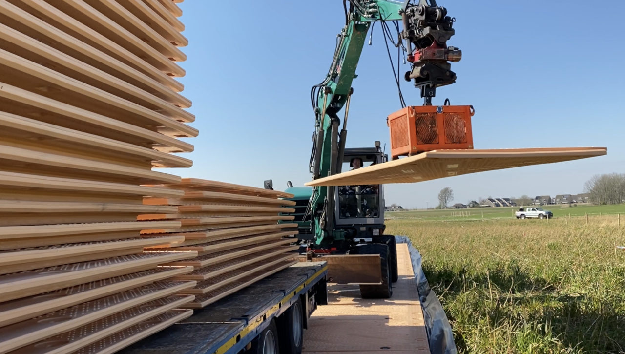 Rijplaten uit vrachtwagen op grond leggen