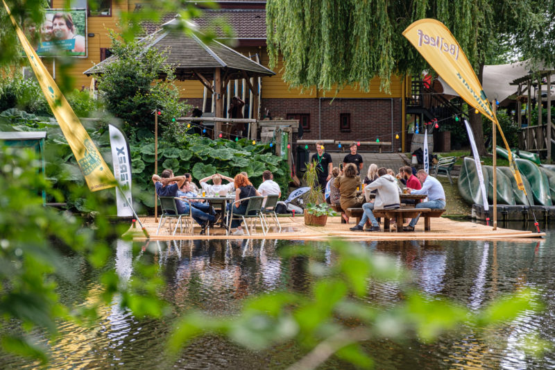 Veranstaltung im Wasser auf schwimmenden Platten 2