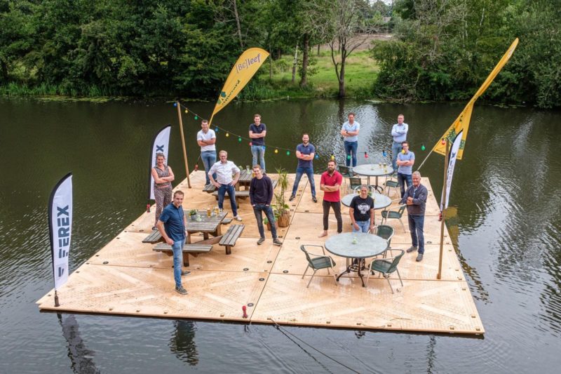 Rijplaten van ferex drijven op water