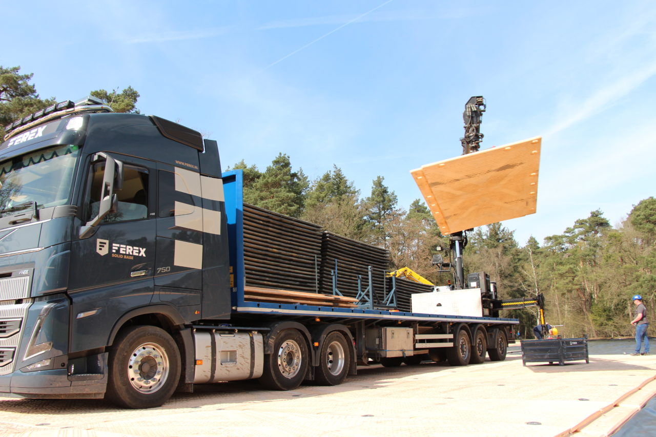 Vrachtwagen met rijplaten Ferex