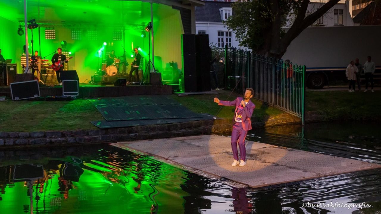 Bühne auf schwimmenden Platten auf dem Wasser